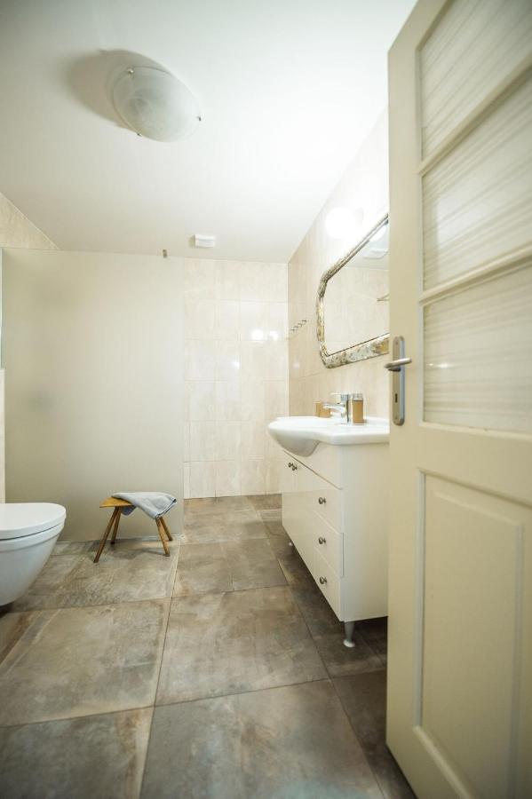 Apartman Ve Dvore Ratiskovice ภายนอก รูปภาพ
